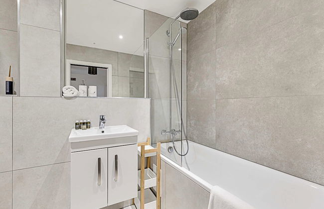 Newly Furnished and Bright Home - Foto 16