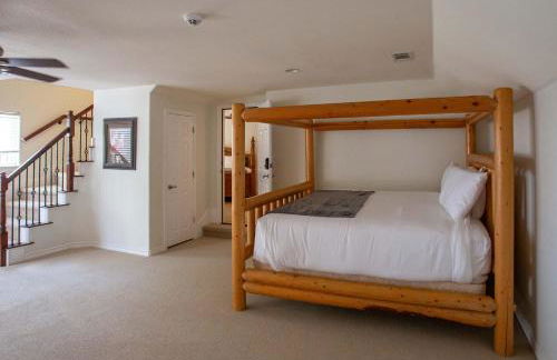 Lakefront 6BR Retreat w Dock & Game Room - Foto 14