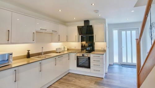 2022 Two Bed Stylish House Near Beach - Foto 2