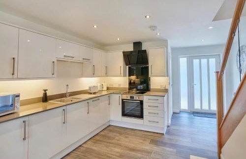 2022 Two Bed Stylish House Near Beach - Foto 2