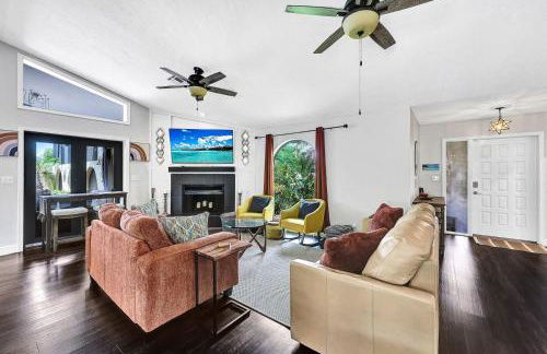 Heated Pool, Sleeps 10, Relaxing Lanai, Near Beaches, Pet Friendly! - Foto 3