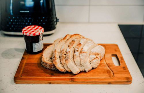 Modern Central 2 Bed Apartment with Parking - Photo 15