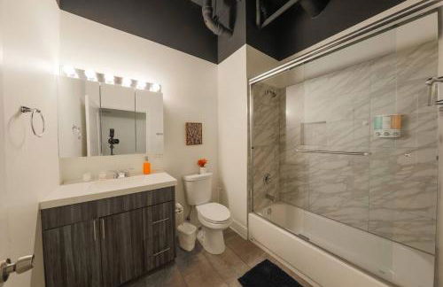 Spacious 2BR South Loop Suite with Skyline View, Optional Parking and Gym Access Close to McCormick Place, Grant Park, Museum Campus & CTA Lines - Foto 25