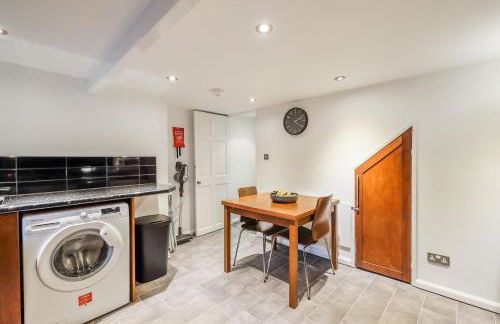 Sleek 2B/1B Retreat in Lindley, Huddersfield - Foto 9