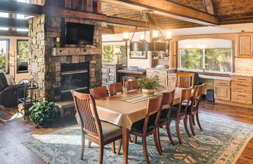 Wyoming Cabin with Hot Tub and Mountain-View Deck - Foto 10