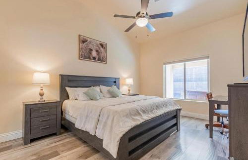 King Bed - Hot Tub, 3 Queens, Home away from home - Foto 2