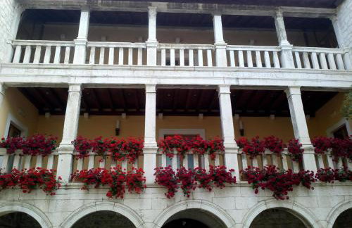 Old school apartment - Photo 33