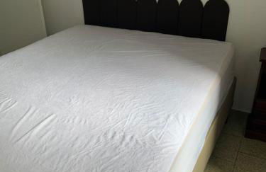 Apartamento Praia das Astúrias, 2 minutos de caminhada para praia, piscina, garagem demarcada, cama Queen - Foto 33