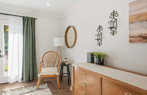 Boho Retreat with 2 Masters and Plenty of Space - Foto 27