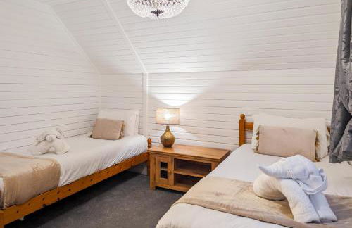 Boann 5 - Hot Tub-Hunting Tower Lodges-Luxury-Families-Romantic - Photo 10