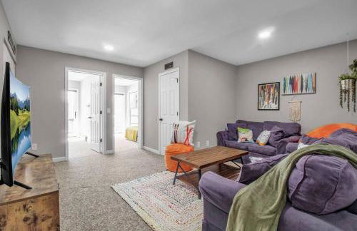 Modern Townhome with Decks Fireplace & Mountain Views - Foto 23