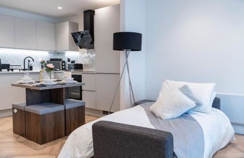 Luxury 2 Bed Apartment, with a balcony city & canal view in Manchester City Centre! - Foto 36