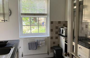 Cosy 5 Bed Apartment in Highgate - Photo 5