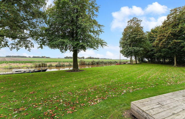 Fantastic Chalet Near Open Waterways, hot tub - Photo 40