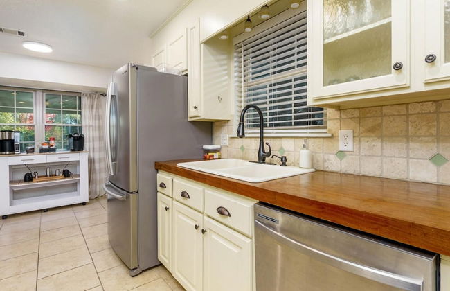 Gorgeous Alabama Home 4 Miles to Stadium Sleeps 8 - Foto 45