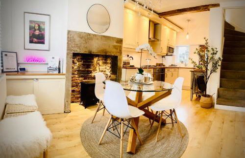 The Tenth House, Grade II Listed Georgian Town House, Wirksworth, Derbyshire, Peak District Cottage, Sleeps 4 - Foto 1