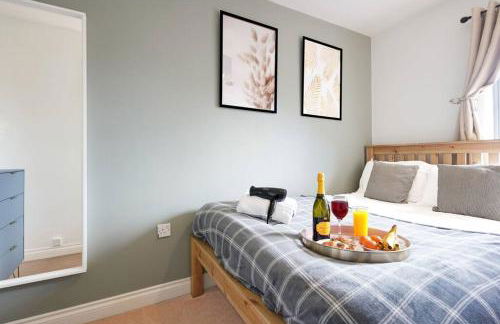 Grange House with Free Parking, Garden, Superfast Wifi and Smart TVs with Netflix by Yoko Property - Photo 9