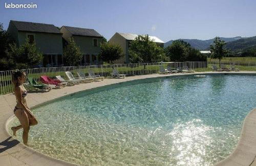 t3 duplex la maison du perroquet 2 chambres 2 piscines dans un village de vacances a saint geniez d'olt aux portes de l'Aubrac - Photo 10