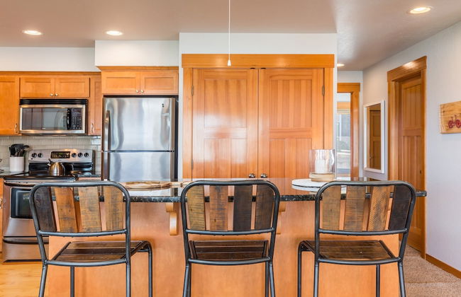 Coastal Chic Beach Condo by Avantstay Balcony - Photo 6