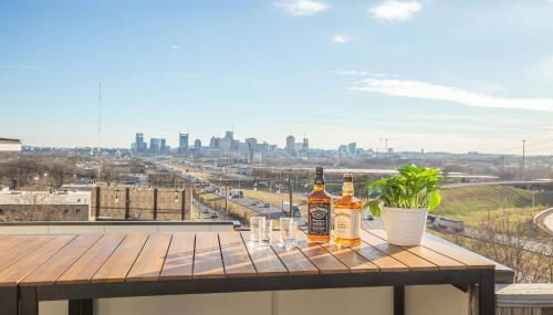 Jack Daniels House with Rooftop Golf, City views! 8min to Whiskey Row! Sleeps 10! - Foto 5