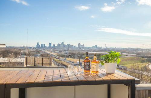 Jack Daniels House with Rooftop Golf, City views! 8min to Whiskey Row! Sleeps 10! - Foto 5