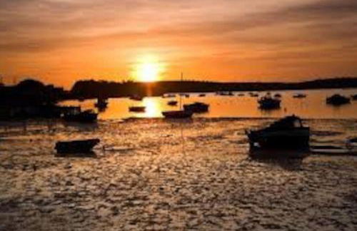 Spacious 5-Bedroom Victorian House Near Sandbanks - Sleeps 14, Parking & Garden - Foto 67