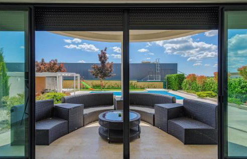 Five-Bedroom Holiday Home In Zminj - Photo 16