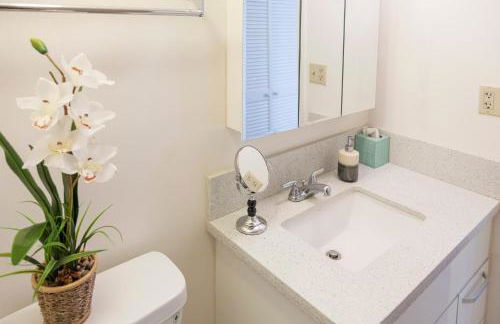 Tropical Studios at Marine Surf Waikiki - FREE PARKING - BEST LOCATION - FULL KITCHEN - SWIMMING POOL - Foto 58