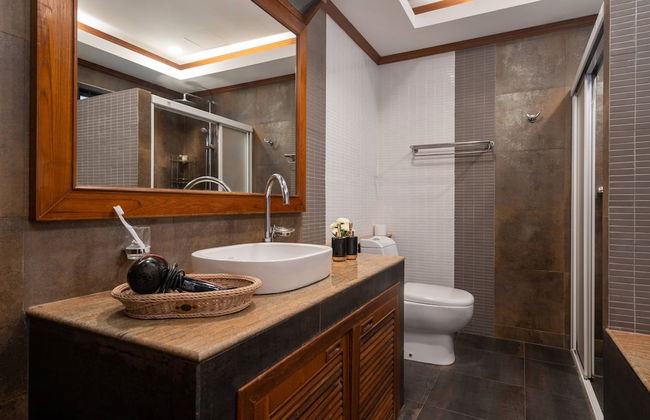 Bright Luxury Villa W Garden Pool & Sauna - Photo 25