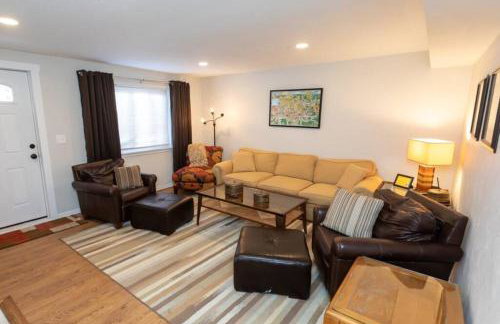 Updated & Comfy Bungalow with Parking Easy Access - Foto 13