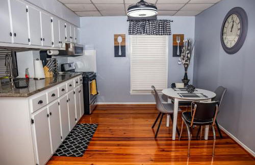 Bright & Stylish 2-Bedroom Near Downtown Mobile Free Parking - Foto 8