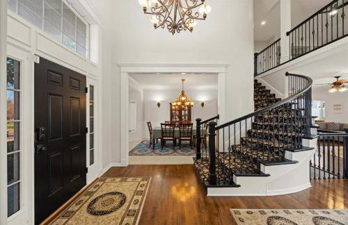 Beautiful relaxing private villa next to a pond smart home and Traeger Grill - Foto 3