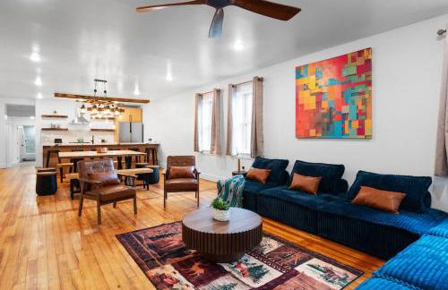 Modern Mountain Escape Sleeps Large Groups - Foto 8