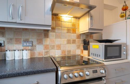 Award Winning Beautiful House in South Cambridge, 14-Min Drive to the City Centre, Free Parking, No Sofabeds, Sleeps 6 - Photo 10