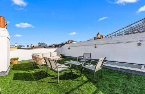 Beautiful 3-Bedroom House with Garden and Rooftop Retreat - Foto 42