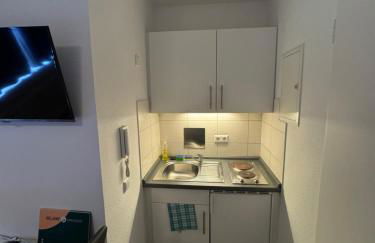 Mikroapartment mit Küchenzeile und Bad - Foto 3