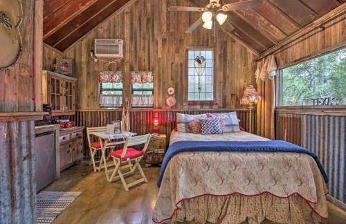 Snuggle Inn Wimberley Cabin with Fire Pit and Deck - Foto 9