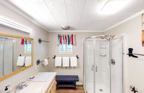 Charming Dog-Friendly Lakefront Home with Lake View, Dock, & Washer/Dryer - Foto 13