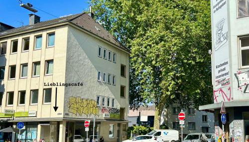 FeelsLikeHome - Urbane Altbauwohnung mit Dachterasse& Parkplatz - Foto 3