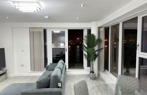 Serenity Waterfront 2 Bed Apartment - Foto 24