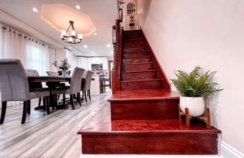 Cheerful & Modern Home w/ a Walkout Deck Area - Foto 16