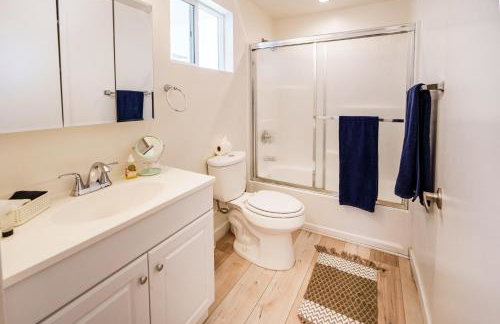 Koreatown Hollywood Urban Oasis 1 Bedroom Loft with Private Parking and Balcony - Photo 23