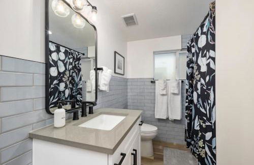 Light-Filled Modern Flat Near 25th Street Fun - Photo 8