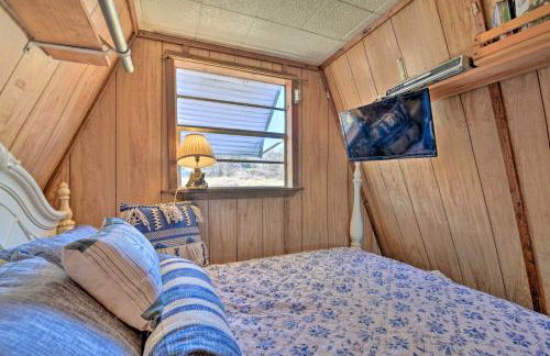 Steps to Lake! Charming Cabin Pool Access and Decks - Foto 23