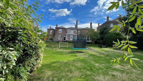 Perfect Family & Friends Home, Free Parking Security Onsite - Foto 2, Garden, Garden view