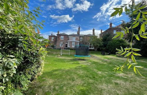 Perfect Family & Friends Home, Free Parking Security Onsite - Photo 2