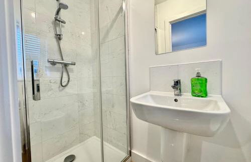 Stylish 2 Bedroom Home Near Lake with Free Parking & Garden - Photo 22