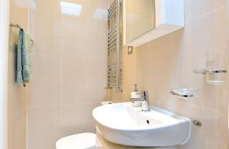 Hendon Escape Luxury Apartment with En-suite Bath - Photo 5