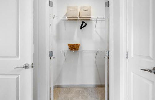 Elevated Contemporary 2BR 2BA with Balcony - Foto 10