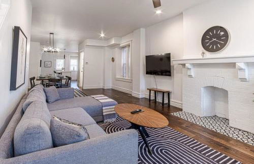 Ann Avenue Spacious 3BR Home with Games, Yard and Near Downtown - Photo 28